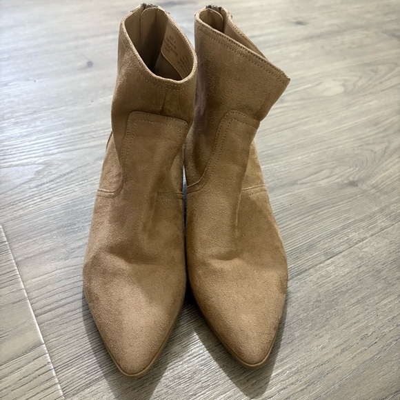 Banana Republic Faux Suede Bootie Womens 8 Taupe Beige Zip Ankle Classic Pointed - Picture 2 of 7